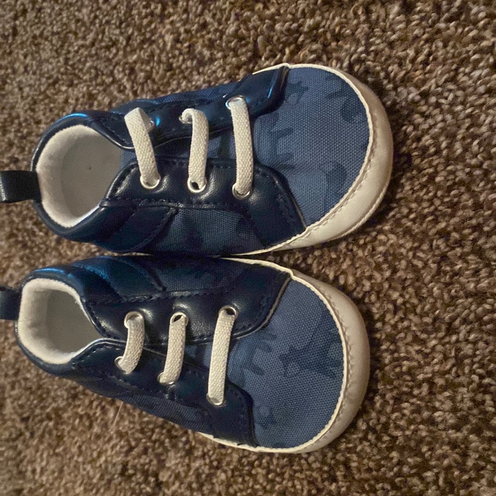 I’m selling this baby shoes there new, my baby never wear them.